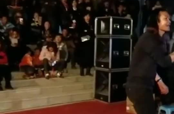 封校后保安大爷在操场开演唱会,保安大爷操场演唱会，青春旋律响彻校园