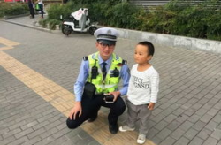 一群孩子捡到男童交给警察,一群孩子携手救助走失男童，传递社会正能量